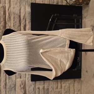 BCBG Designer Cream Eyelet Cold Shoulder Top. Size Extra Small